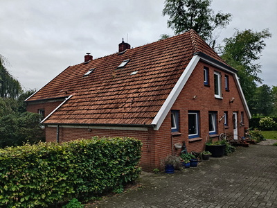 Zeigt unser Haus von der Hof,bzw Strassenseite. Rote Ziegel,rote dachpfannen im typischen Friesenstil.